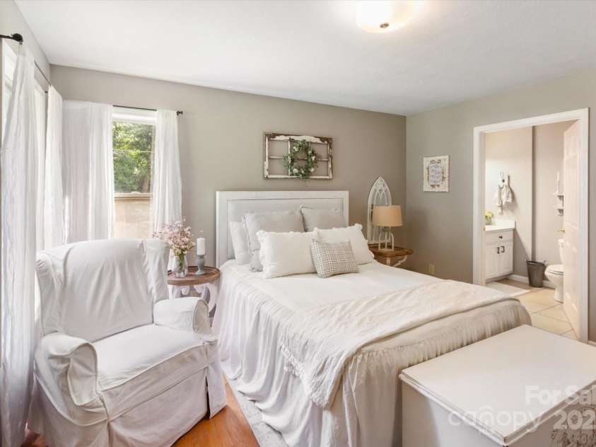 202 Merriwood Lane, Hendersonville, NC 28791.  MLS# CAR4288817, YatesRealty ID 31064. 