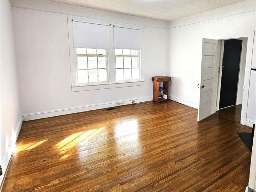 1129 5th Avenue, Gastonia, NC 28052.  MLS# CAR4393173, YatesRealty ID 31066. 