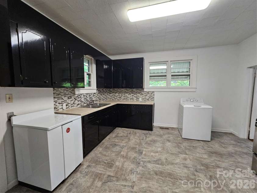 1129 5th Avenue, Gastonia, NC 28052.  MLS# CAR4393173, YatesRealty ID 31066. Kitchen