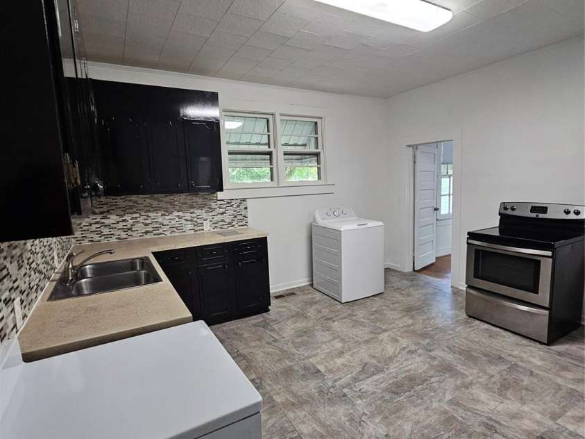 1129 5th Avenue, Gastonia, NC 28052.  MLS# CAR4393173, YatesRealty ID 31066. Kitchen