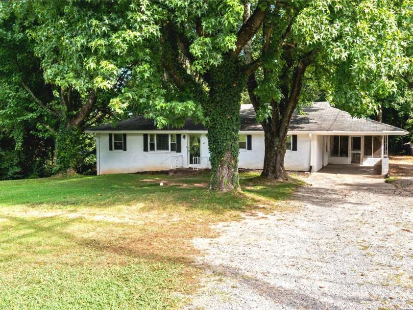 615 Motor Road, Winston Salem, NC 27105.  MLS# CAR4288489, YatesRealty ID 31066. 