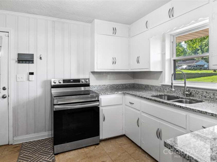 615 Motor Road, Winston Salem, NC 27105.  MLS# CAR4288489, YatesRealty ID 31066. 