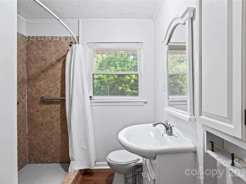 615 Motor Road, Winston Salem, NC 27105.  MLS# CAR4288489, YatesRealty ID 31066. 
