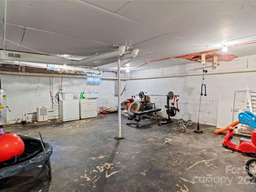 615 Motor Road, Winston Salem, NC 27105.  MLS# CAR4288489, YatesRealty ID 31066. 