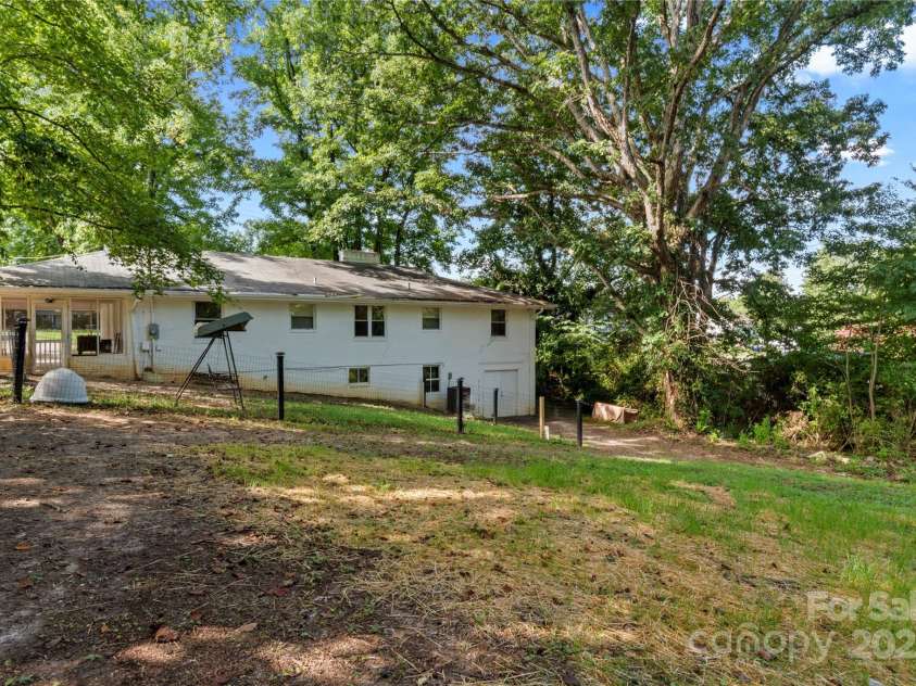 615 Motor Road, Winston Salem, NC 27105.  MLS# CAR4288489, YatesRealty ID 31066. 