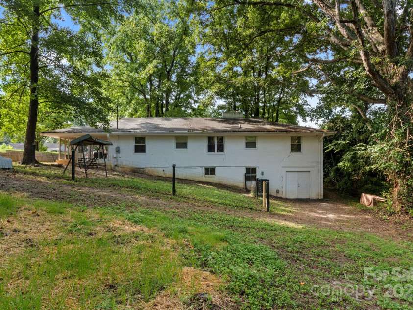 615 Motor Road, Winston Salem, NC 27105.  MLS# CAR4288489, YatesRealty ID 31066. 