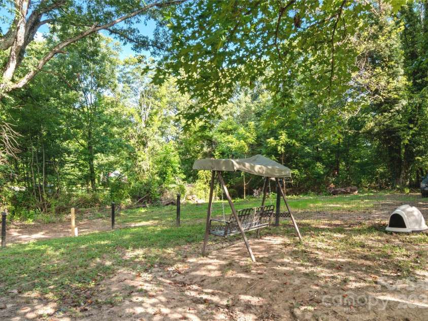 615 Motor Road, Winston Salem, NC 27105.  MLS# CAR4288489, YatesRealty ID 31066. 