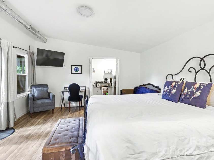 904 36th Street, Charlotte, NC 28205.  MLS# CAR4392678, YatesRealty ID 31067. Guest house 1 bedroom efficiency