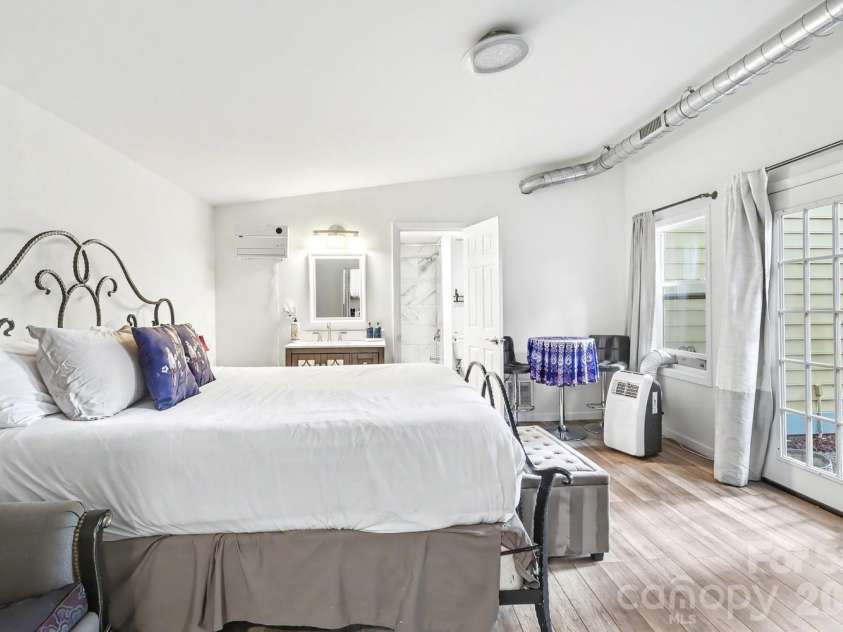904 36th Street, Charlotte, NC 28205.  MLS# CAR4392678, YatesRealty ID 31067. Guest house 1 bedroom efficiency