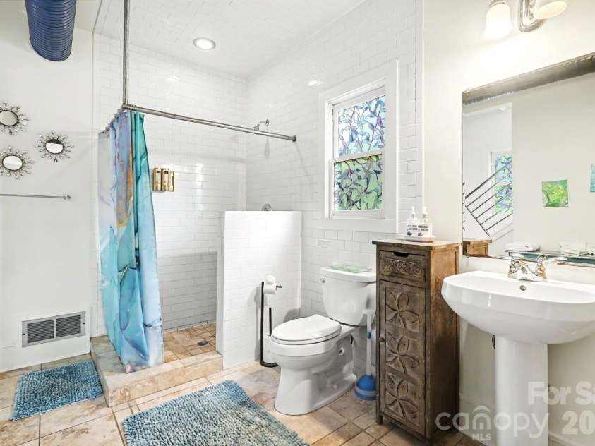 904 36th Street, Charlotte, NC 28205.  MLS# CAR4392678, YatesRealty ID 31067. Guest house  bath
