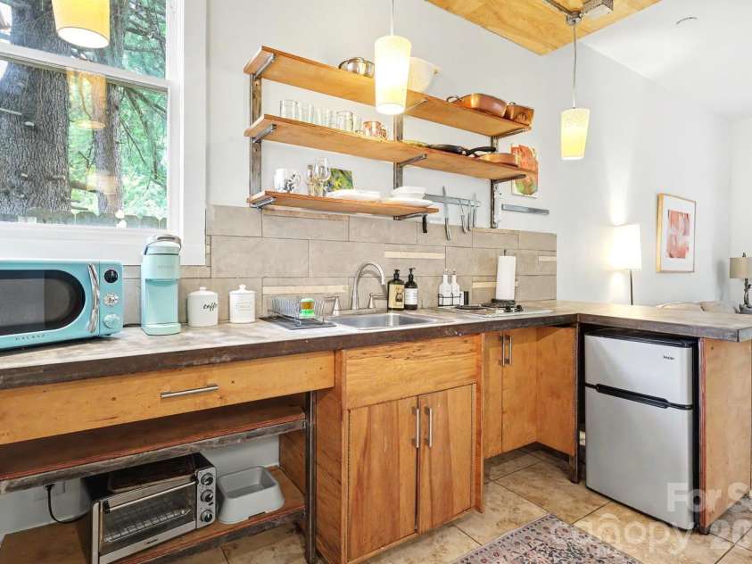 904 36th Street, Charlotte, NC 28205.  MLS# CAR4392678, YatesRealty ID 31067. Guest house kitchen