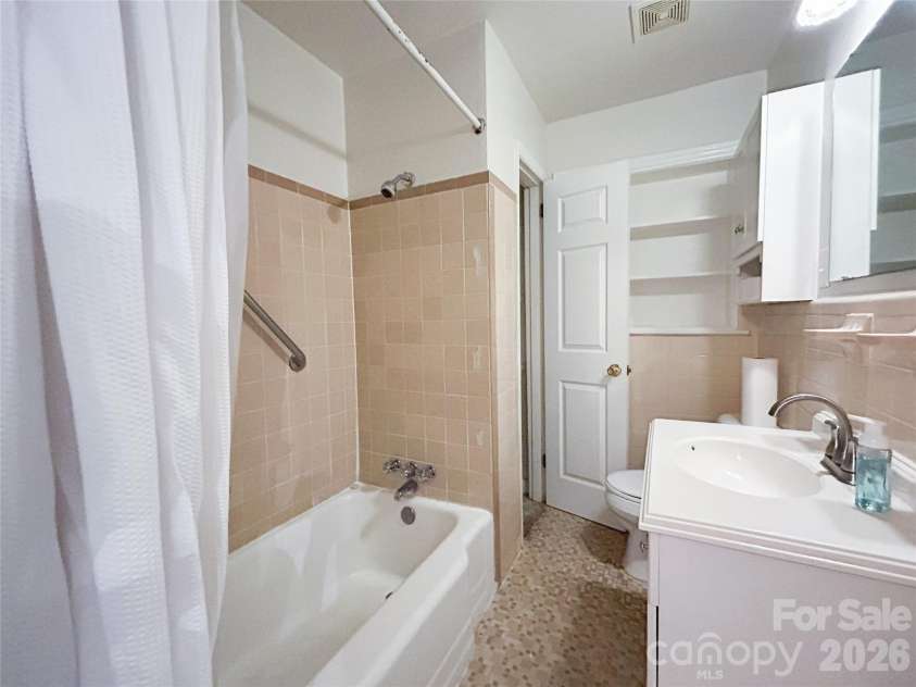 119 Hillcrest Street, Shelby, NC 28152.  MLS# CAR4391775, YatesRealty ID 31068. Bathroom