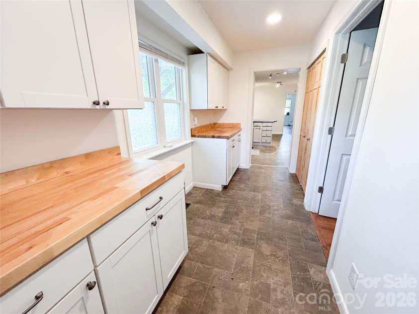 119 Hillcrest Street, Shelby, NC 28152.  MLS# CAR4391775, YatesRealty ID 31068. Front Hall