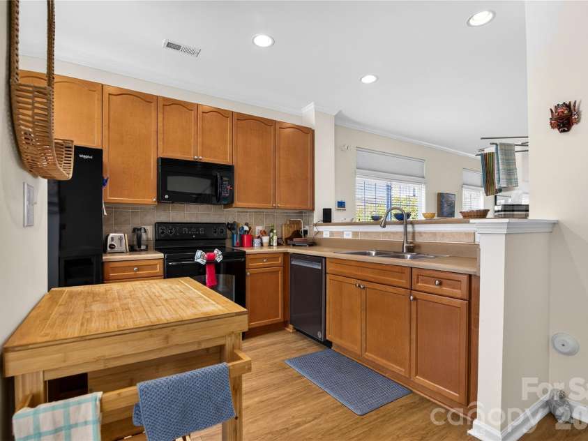 278 Davidson Gateway Drive, Davidson, NC 28036.  MLS# CAR4393609, YatesRealty ID 31069. Kitchen #1