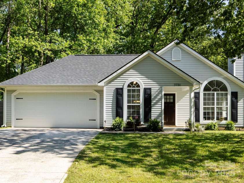 7731 Ivy Hollow Drive, Charlotte, NC 28227.  MLS# CAR4247882, YatesRealty ID 31071. 