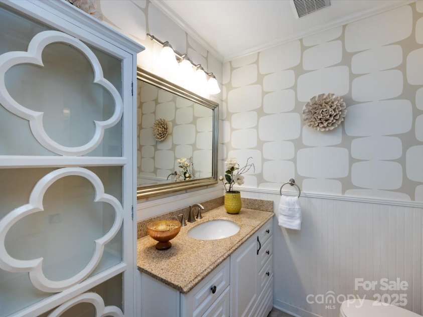 3508 Colony Crossing Drive, Charlotte, NC 28226.  MLS# CAR4279555, YatesRealty ID 31072. Convenient half bath just off the entry hall