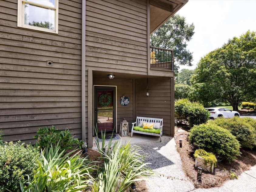 3508 Colony Crossing Drive, Charlotte, NC 28226.  MLS# CAR4279555, YatesRealty ID 31072. Easy walk from parking right up to your condo