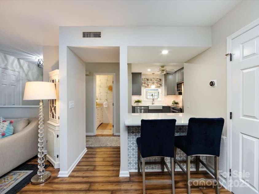 3508 Colony Crossing Drive, Charlotte, NC 28226.  MLS# CAR4279555, YatesRealty ID 31072. Fantastic bar area allows for extra seating