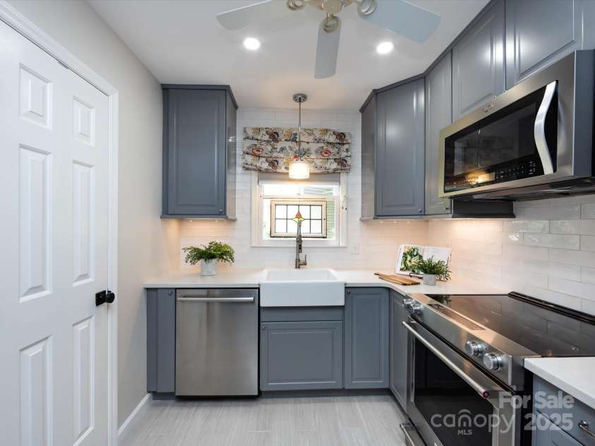 3508 Colony Crossing Drive, Charlotte, NC 28226.  MLS# CAR4279555, YatesRealty ID 31072. Fully updated kitchen with pantry