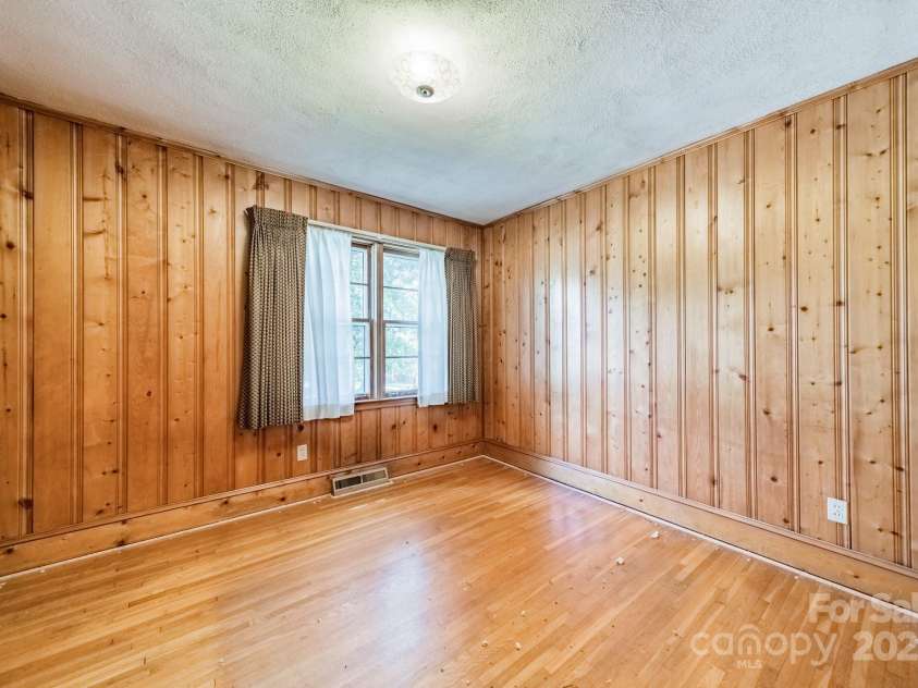 1720 Miles Court, Charlotte, NC 28216.  MLS# CAR4275876, YatesRealty ID 31073. 