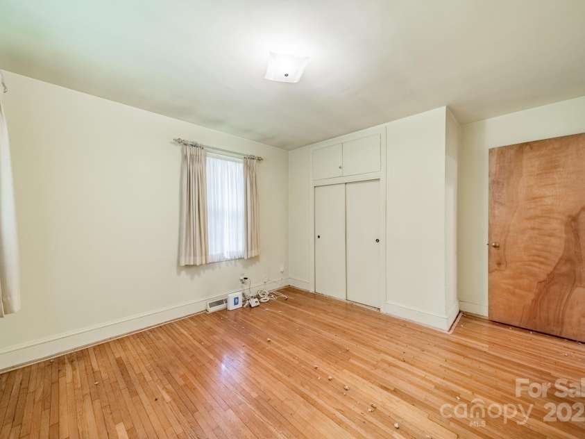 1720 Miles Court, Charlotte, NC 28216.  MLS# CAR4275876, YatesRealty ID 31073. 