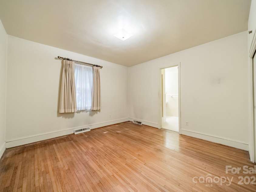1720 Miles Court, Charlotte, NC 28216.  MLS# CAR4275876, YatesRealty ID 31073. 
