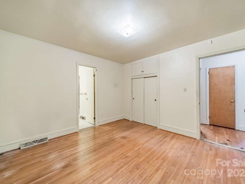 1720 Miles Court, Charlotte, NC 28216.  MLS# CAR4275876, YatesRealty ID 31073. 