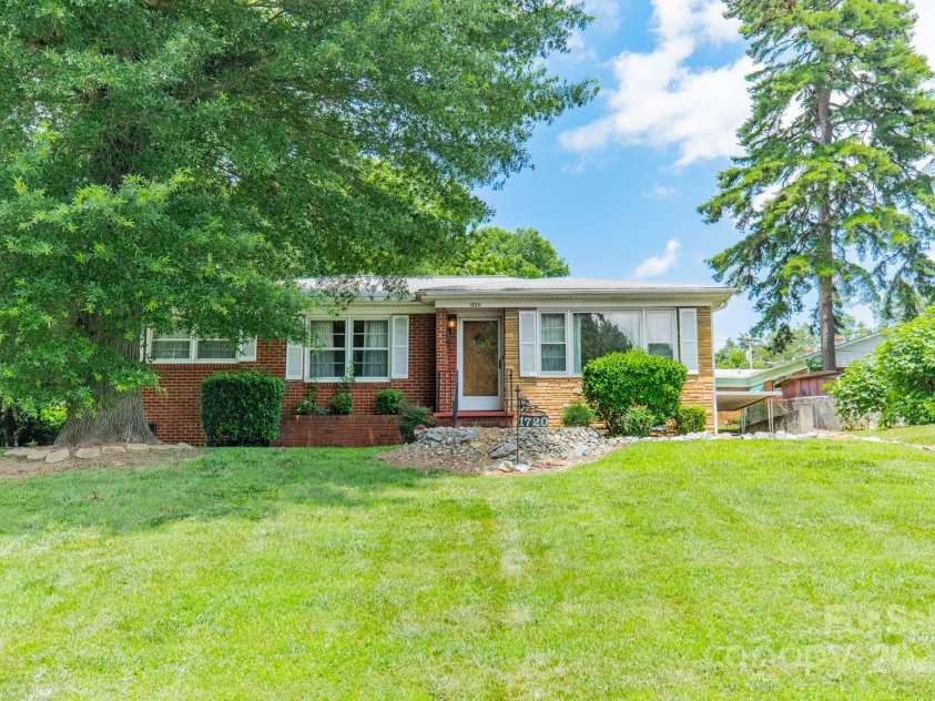1720 Miles Court, Charlotte, NC 28216.  MLS# CAR4275876, YatesRealty ID 31073. 