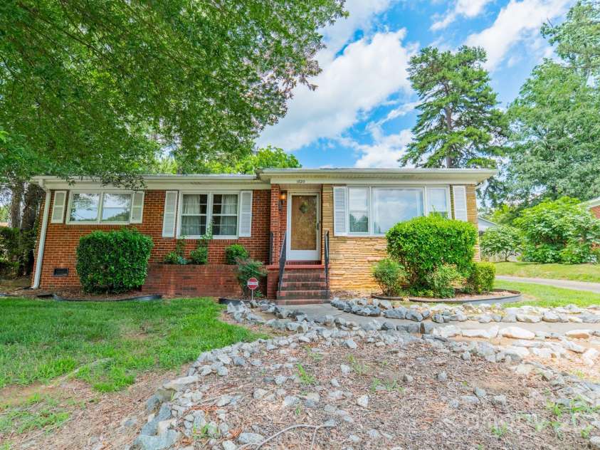 1720 Miles Court, Charlotte, NC 28216.  MLS# CAR4275876, YatesRealty ID 31073. 