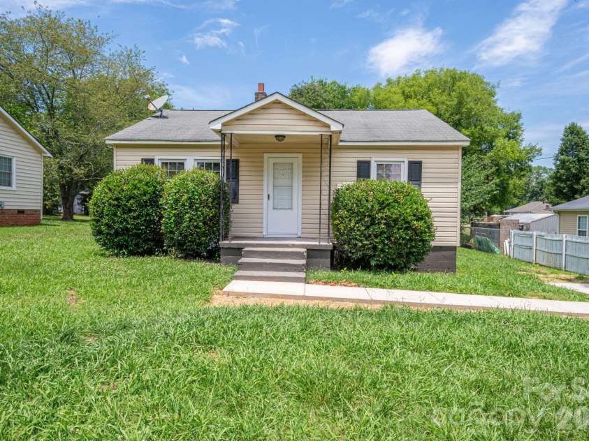 913 Edgemont Avenue, Belmont, NC 28012.  MLS# CAR4393676, YatesRealty ID 31073. 