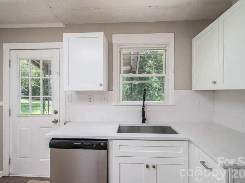 913 Edgemont Avenue, Belmont, NC 28012.  MLS# CAR4393676, YatesRealty ID 31073. 