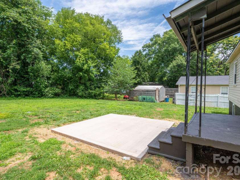 913 Edgemont Avenue, Belmont, NC 28012.  MLS# CAR4393676, YatesRealty ID 31073. 