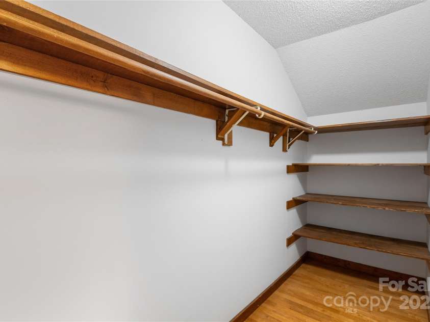 15 Elmwood Lane, Asheville, NC 28803.  MLS# CAR4231161, YatesRealty ID 31074. 2nd Primary Walk-in Closet