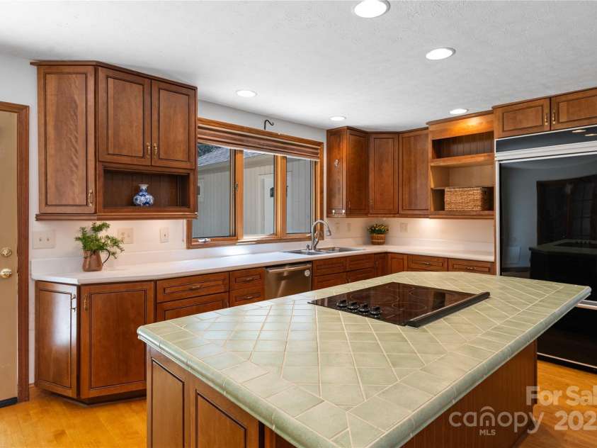 15 Elmwood Lane, Asheville, NC 28803.  MLS# CAR4231161, YatesRealty ID 31074. 