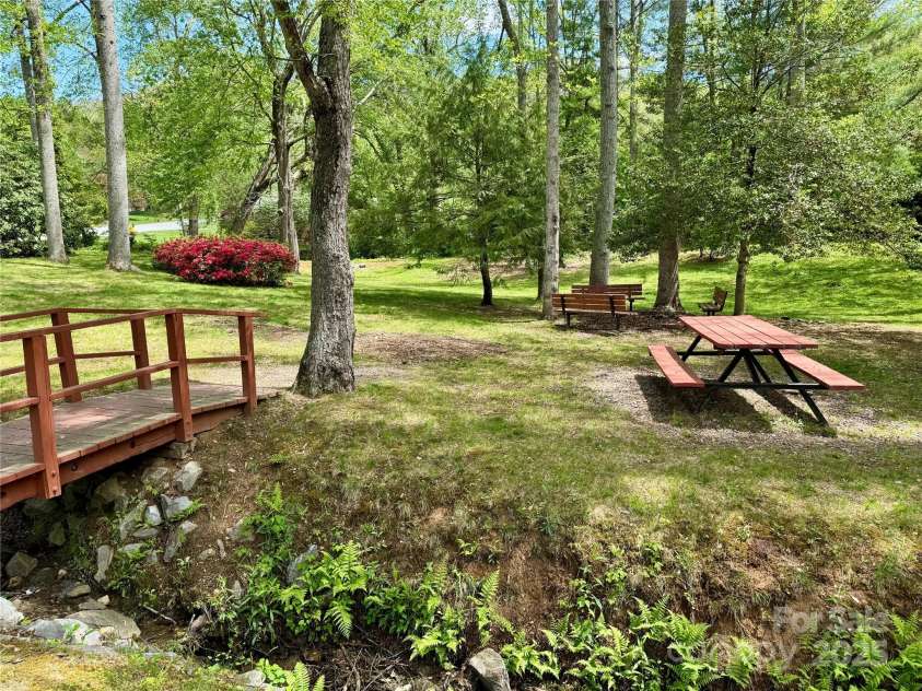 15 Elmwood Lane, Asheville, NC 28803.  MLS# CAR4231161, YatesRealty ID 31074. Neighborhood park