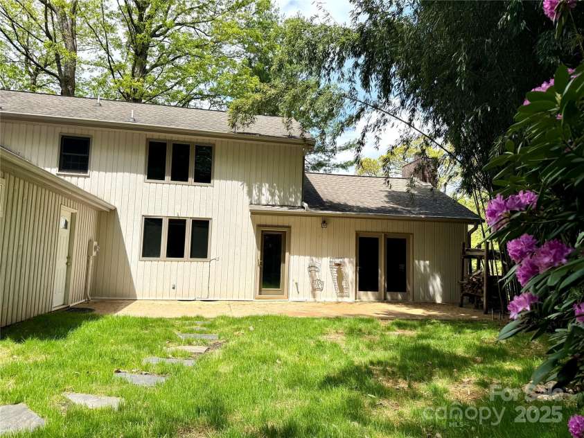 15 Elmwood Lane, Asheville, NC 28803.  MLS# CAR4231161, YatesRealty ID 31074. Private back yard