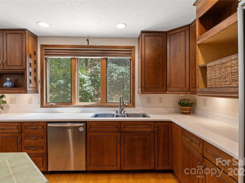 15 Elmwood Lane, Asheville, NC 28803.  MLS# CAR4231161, YatesRealty ID 31074. Spacious kitchen