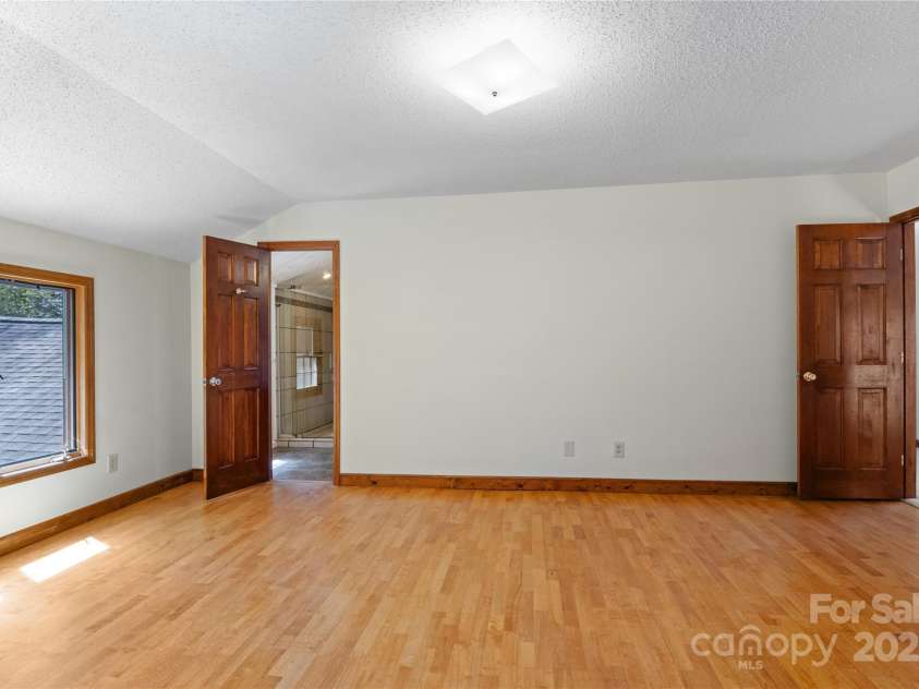 15 Elmwood Lane, Asheville, NC 28803.  MLS# CAR4231161, YatesRealty ID 31074. Upstairs - 2nd Primary