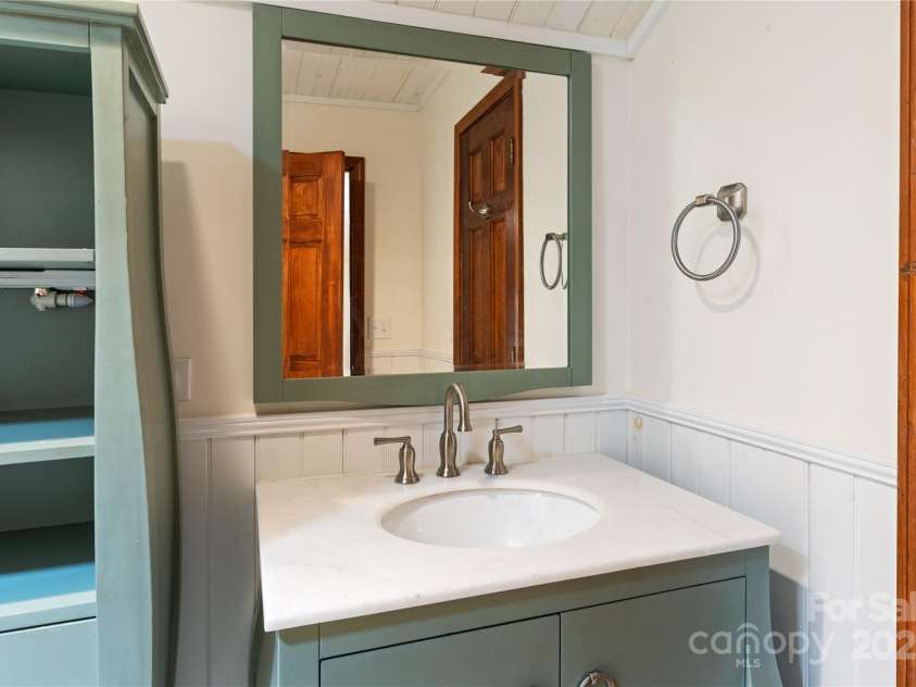 15 Elmwood Lane, Asheville, NC 28803.  MLS# CAR4231161, YatesRealty ID 31074. Upstairs - bathroom off bedroom 3