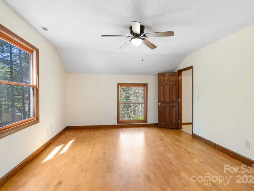 15 Elmwood Lane, Asheville, NC 28803.  MLS# CAR4231161, YatesRealty ID 31074. Upstairs - bedroom 3 with en suite bathroom