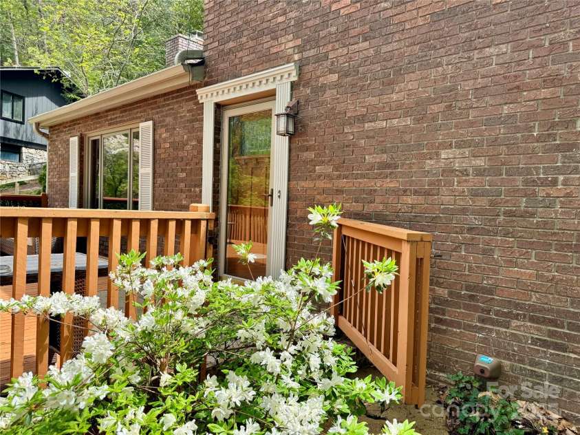 15 Elmwood Lane, Asheville, NC 28803.  MLS# CAR4231161, YatesRealty ID 31074. Welcome Home!