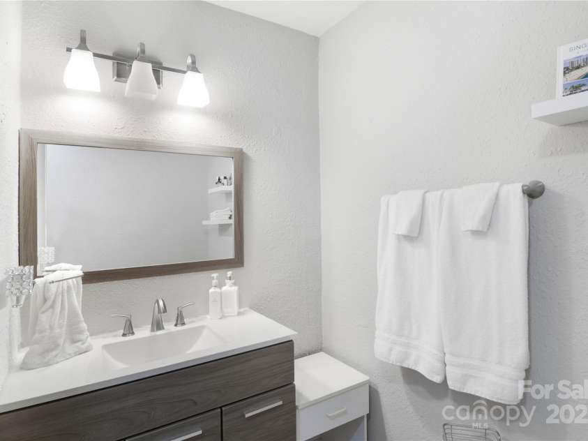 3705 Chesapeake Place, Waxhaw, NC 28173.  MLS# CAR4274348, YatesRealty ID 31077. Guest Suite