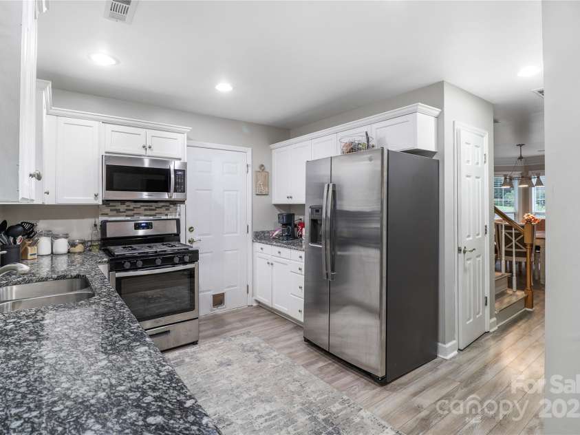 3705 Chesapeake Place, Waxhaw, NC 28173.  MLS# CAR4274348, YatesRealty ID 31077. Kitchen