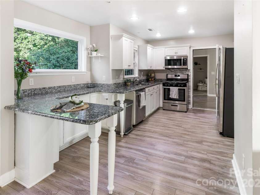 3705 Chesapeake Place, Waxhaw, NC 28173.  MLS# CAR4274348, YatesRealty ID 31077. Kitchen