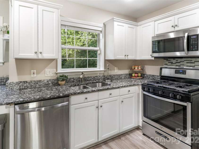 3705 Chesapeake Place, Waxhaw, NC 28173.  MLS# CAR4274348, YatesRealty ID 31077. Kitchen