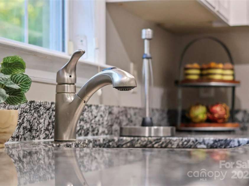 3705 Chesapeake Place, Waxhaw, NC 28173.  MLS# CAR4274348, YatesRealty ID 31077. Kitchen