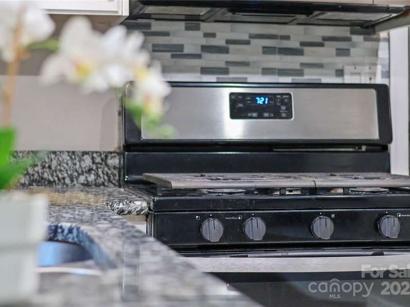 3705 Chesapeake Place, Waxhaw, NC 28173.  MLS# CAR4274348, YatesRealty ID 31077. Kitchen