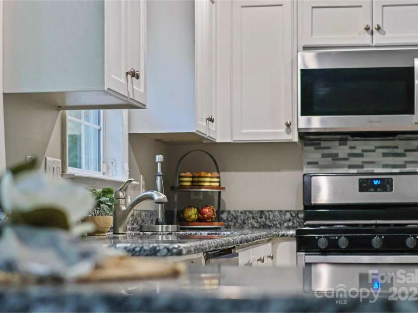 3705 Chesapeake Place, Waxhaw, NC 28173.  MLS# CAR4274348, YatesRealty ID 31077. Kitchen