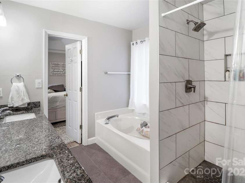 3705 Chesapeake Place, Waxhaw, NC 28173.  MLS# CAR4274348, YatesRealty ID 31077. Primary Bathroom