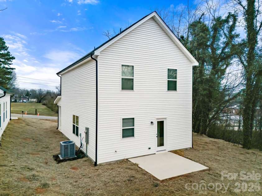 1566 7th Avenue Drive, Hickory, NC 28602.  MLS# CAR4341968, YatesRealty ID 3108. 